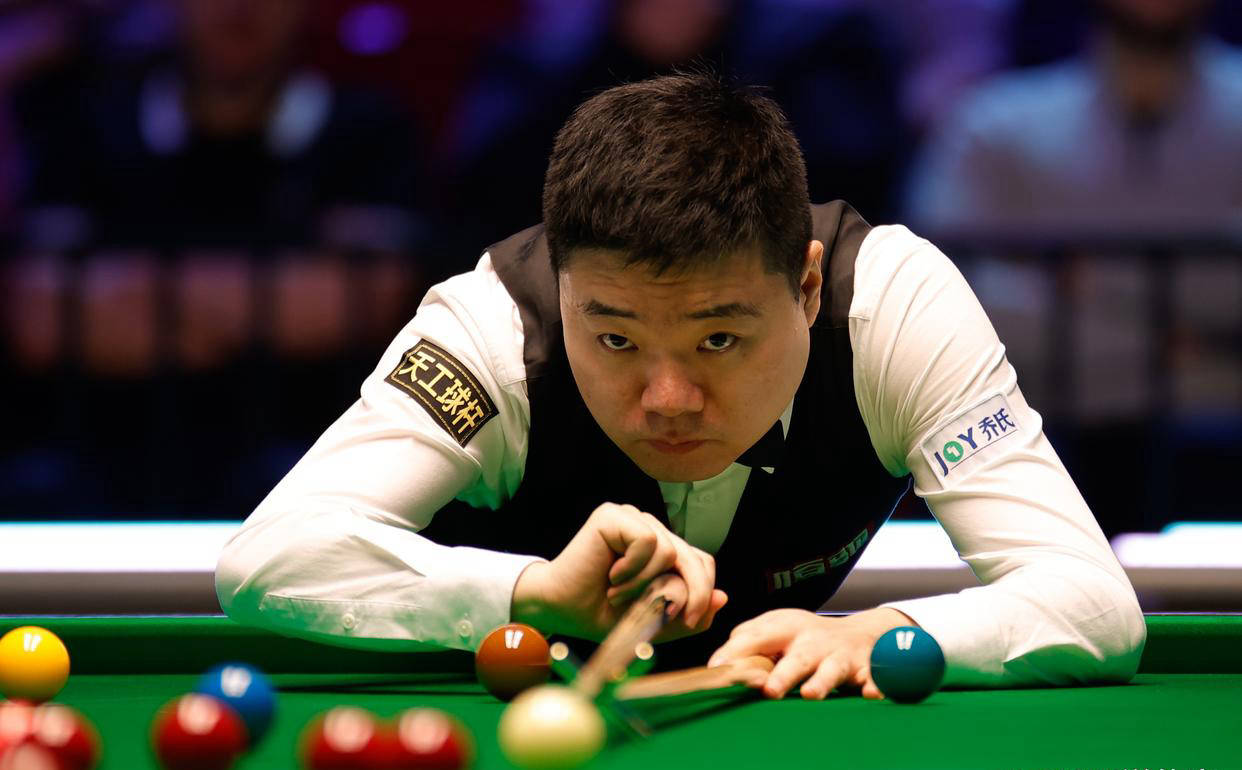 丹尼维尔斯, 的犯规, 而马克威廉